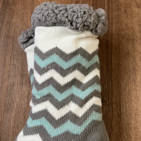 NWT Muk Luks Sherpa Fleece Jojoba Oil Cabin Slipper Socks Zig Zag Sz 8.5-11 - Picture 5 of 6